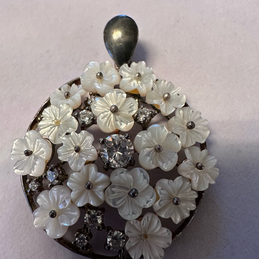 Chic Floral Pendant with White and Silver Accents